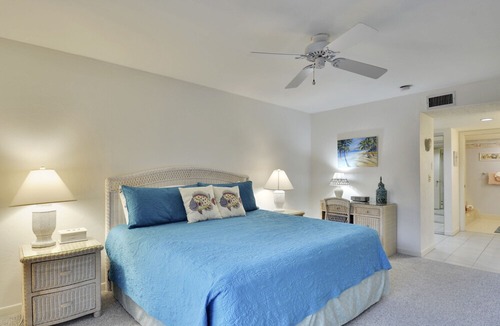 Key West Condo | ATLANTIC PARADISE Condo 1800 Atlantic, shared pool, jacuzi, BBQ, family fun!