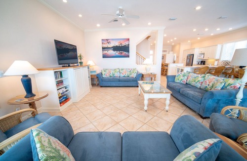 East End House | August 2026 Big Savings! Dog-Friendly, Pool & Tennis Court, Hot Tub