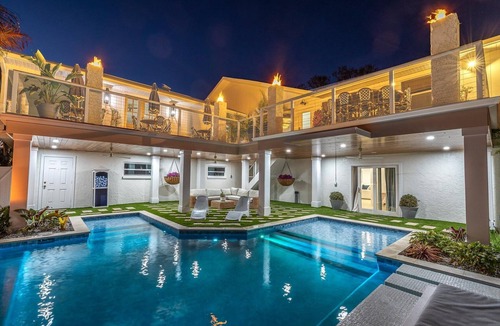 Whitney Beach House | “Aura” 5min to beach- sleeps 20- pool with waterfall and fire features