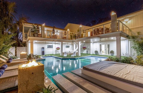 Whitney Beach House | “Aura” 5min to beach- sleeps 20- pool with waterfall and fire features