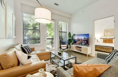 Travis Heights Apartment | Austin Style Getaway | Pool Gym Rooftop | Best Loc