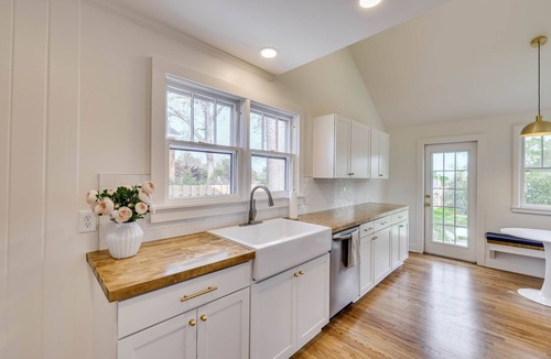 Summerville House | Available Masters 2025! On the Hill! Renovated 4Br3Ba historic neighborhood
