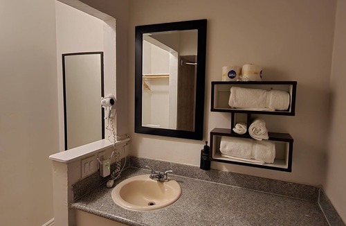 Pecos Hotel | B&J Hotel and Apartment