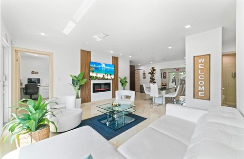 Boulevard Heights House | Baby Camellia Modern, Luxurious And Spacious House