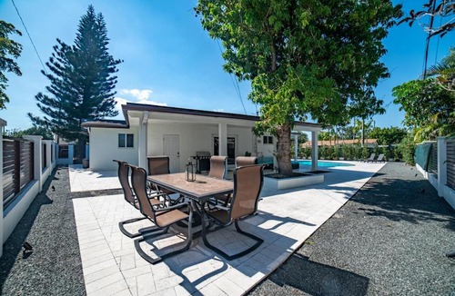 Boulevard Heights House | Baby Camellia Modern, Luxurious And Spacious House