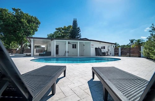 Boulevard Heights House | Baby camellia modern, luxurious and spacious house