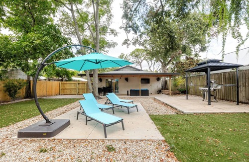 Park East House | Backyard Breakaway - Shady paradise in the middle of Sarasota