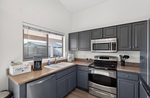 Glendale House | Backyard Oasis w/HotTub+Firepit 9 mins to Stadiums