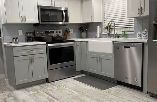 South Daytona House | Backyard , washer and dryer, four smart TVs°Full Kitchen°free Parking°King