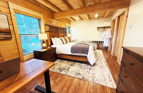 Bailey Cabin | Bailey Overlook Lodge: Hot Tub, Game Room, Movie Theater, Fire Pit, & More!