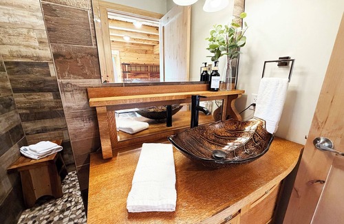 Bailey Cabin | Bailey Overlook Lodge: Hot Tub, Game Room, Movie Theater, Fire Pit, & More!