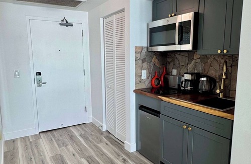 Coconut Grove Condo | Balcony Ocean Views | Pool, Gym, Wi-Fi & Parking