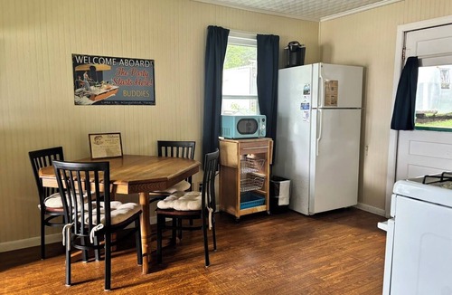 Kingsland Cottage | Bass Suite: Lake Access, Equipped Kitchen, Pool