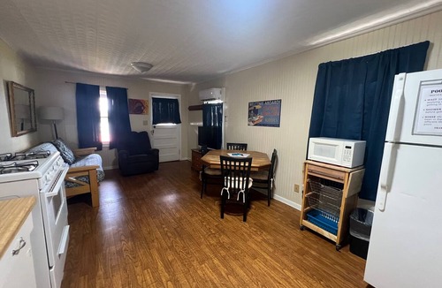 Kingsland Cottage | Bass Suite: Lake Access, Equipped Kitchen, Pool