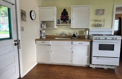 Kingsland Cottage | Bass Suite: Lake Access, Equipped Kitchen, Pool