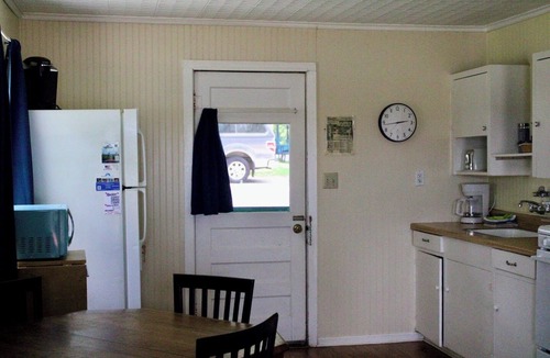 Kingsland Cottage | Bass Suite: Lake Access, Equipped Kitchen, Pool