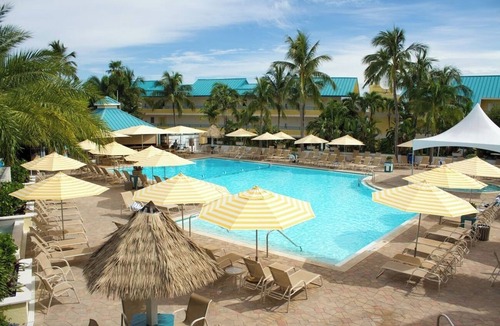 Captiva Hotel | Bay View Studio w/Balcony Views! | Free Parking | Onsite Pool | Private Beach