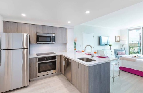 Coconut Grove Apartment | Bay View Studio w/Balcony & 8th-Floor Pool