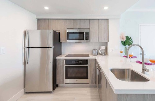 Coconut Grove Apartment | Bay View Studio w/Balcony & 8th-Floor Pool