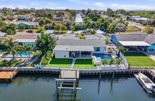 Bay Crest Park House | Baycrest Waterfront Pool Dock Gym Bikes