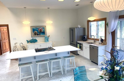 Cape Breezes House | Bayfront 6 bedr 4 baths sleeps 13 porches dock ocean 5 min walk