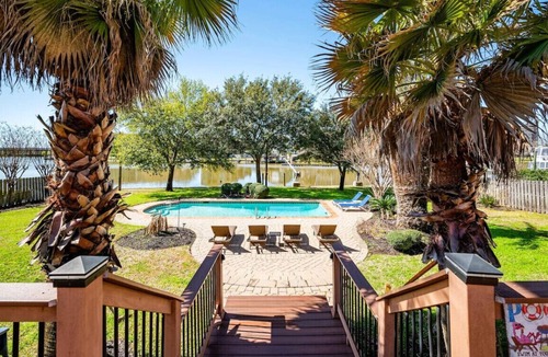 Nassau Bay House | Bayfront Luxury Oasis w Pool, Fishing - NASA Kemah