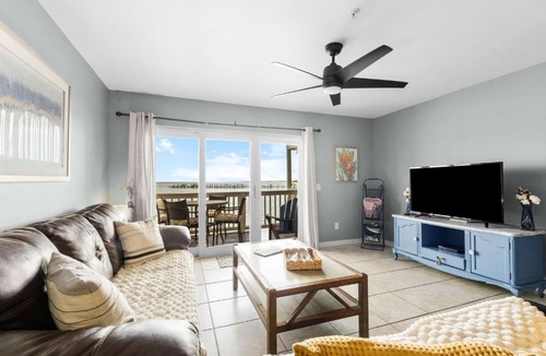 Innerarity Townhomes House | Bayfront Paradise-Steps to Sand Pool Kayaking