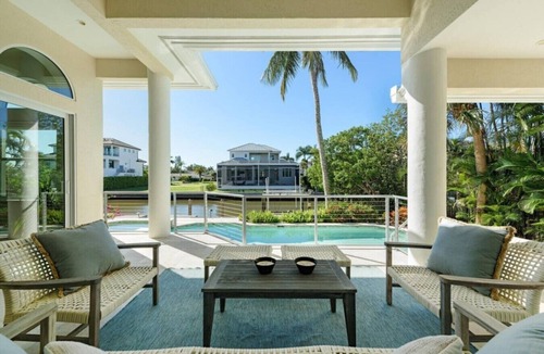 Connors House | Bayfront Retreat 5-min to Vanderbilt Beach
