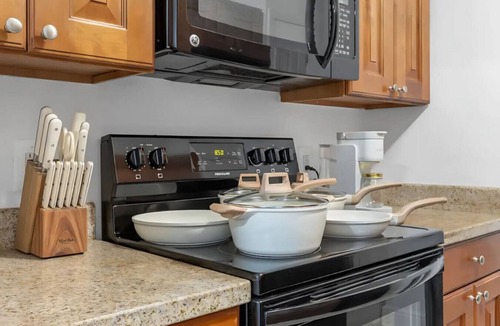 SoHo Apartment | Bayshore King Suite w/Pool & Gym Access
