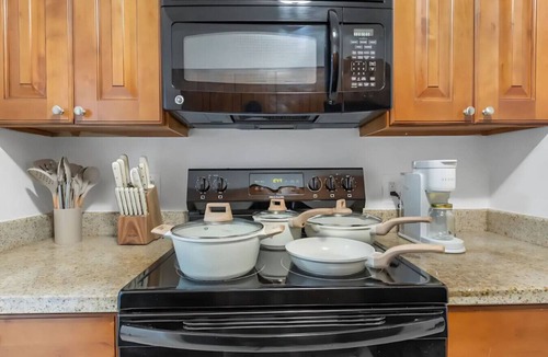 SoHo Apartment | Bayshore King Suite w/Pool & Gym Access