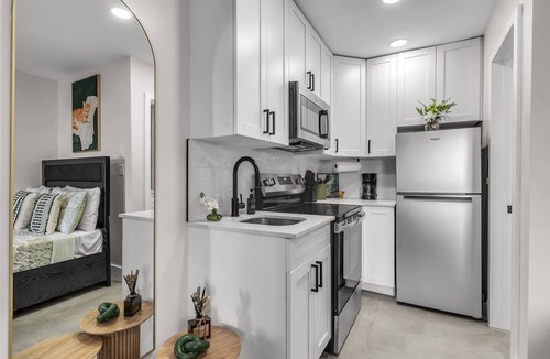Coral Ridge Hotel | Bayview Apartments by Lowkl