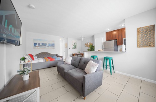 Coral Ridge Hotel | Bayview Apartments by Lowkl