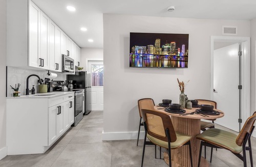 Coral Ridge Hotel | Bayview Apartments by Lowkl