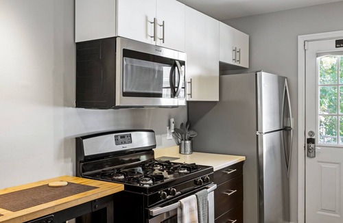 Brookwood Apartment | (BC1bC) Affordable World Cup Condo Ideal for Couples Midtown