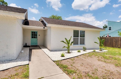 Beach Haven House | Be A Nomad | 1BR Near Mayo Clinic | Private Deck | Free Parking | Sleeps 2