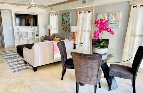 Jacksonville Beach Apartment | Be A Nomad - 5BR Beach House - Ocean Views - Sleeps 10 - Jax Beach
