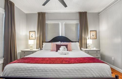 Jacksonville Beach Apartment | Be A Nomad - Historic 6BR Cottage Steps to Jacksonville Beach Sleeps 12