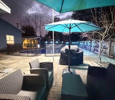 Fort Walton Beach Villa | Beach 6BR Pool BBQ 5 Min to Beach Sleep 14