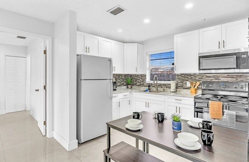 Royal Poinciana House | Beach and Hard Rock Hollywood Vacation House HA02