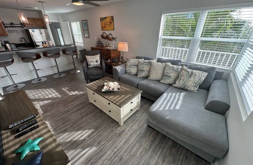 Pass-a-Grille Historic District Condo | Beach Club Vacation Rentals Pass-A-Grille Gulf Front Luxury Condo for 6