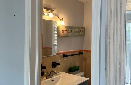 East Fort Lauderdale Cottage | Beach Cottage, 1 queen Bed+ Kitchenette, Free Parking, Walk to Ocean & Dining!