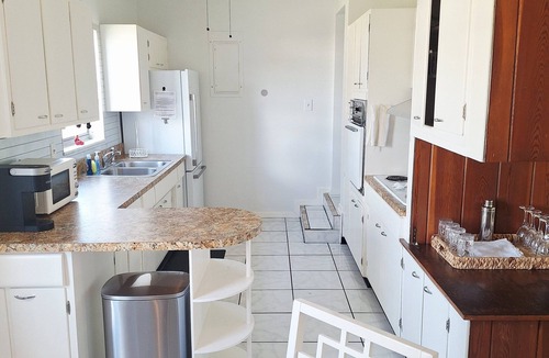 Sebastian Highlands House | ☆☀︎❀ Beach Cottage! King Bed, Fenced Yard, 6 miles to Beach!