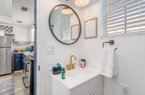 Biltmore Beach Cottage | Beach Cottage FOR 6 🏖Walk 2 Beach🏖 w/KING BED & Putting Green -Pets Welcomed!