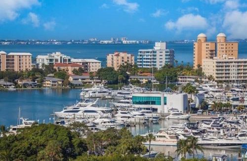 Gillespie Park House | Beach Downtown-Family & Pet Friendly-Balcony & Garage-10 Acre Park with Pickleball, Tennis & Basketball-Lido Beach-Opera-Symphony-St Armands Circle