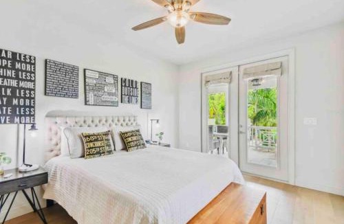 Gillespie Park House | Beach Downtown-Family & Pet Friendly-Balcony & Garage-10 Acre Park with Pickleball, Tennis & Basketball-Lido Beach-Opera-Symphony-St Armands Circle