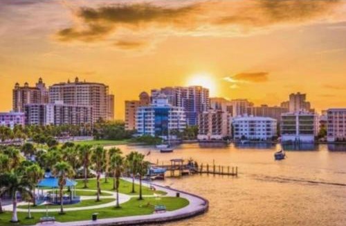 Gillespie Park House | Beach Downtown-Family & Pet Friendly-Balcony & Garage-10 Acre Park with Pickleball, Tennis & Basketball-Lido Beach-Opera-Symphony-St Armands Circle