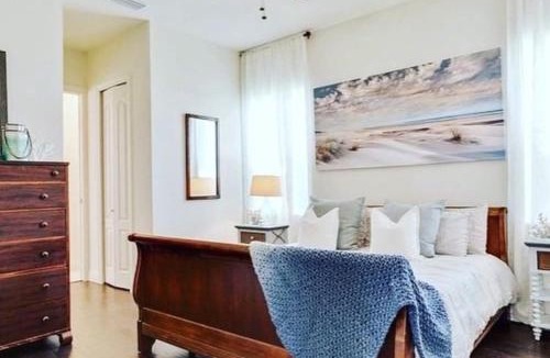 Gillespie Park House | Beach Downtown-Family & Pet Friendly-Balcony & Garage-10 Acre Park with Pickleball, Tennis & Basketball-Lido Beach-Opera-Symphony-St Armands Circle
