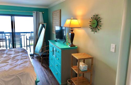 Amelia City Apartment | Beach Front 2 Pools Balcony