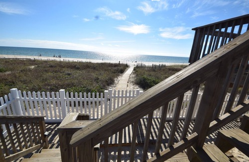 East End House | Beach Front, Hot Tub, Pool Table, Foos Ball, Dog Friendly, Fenced Yard!
