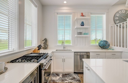 Port Aransas Cabin | Beach & golf getaway with pool, gym, & restaurants on-site – snowbirds welcome